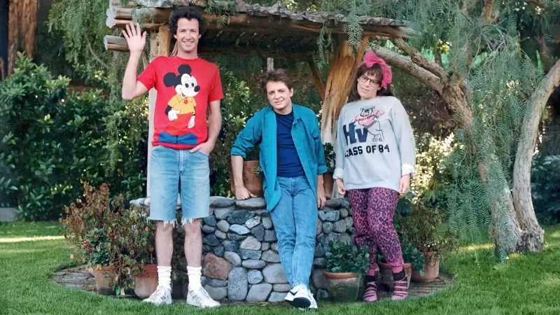 Personagens de De Volta para o Futuro em cena icônica do filme