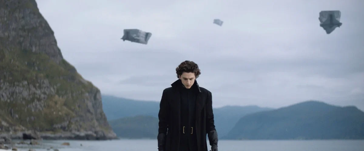 Timothée Chalamet como Paul Atreides em cena no deserto de Arrakis no filme Duna (2021)