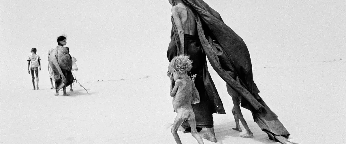 Cena do documentário O Sal da Terra com Sebastião Salgado fotografando paisagem natural em preto e branco