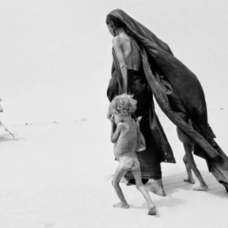 Cena do documentário O Sal da Terra com Sebastião Salgado fotografando paisagem natural em preto e branco