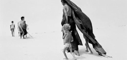 Cena do documentário O Sal da Terra com Sebastião Salgado fotografando paisagem natural em preto e branco