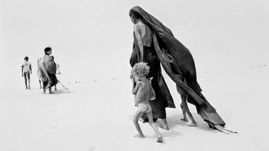 Cena do documentário O Sal da Terra com Sebastião Salgado fotografando paisagem natural em preto e branco