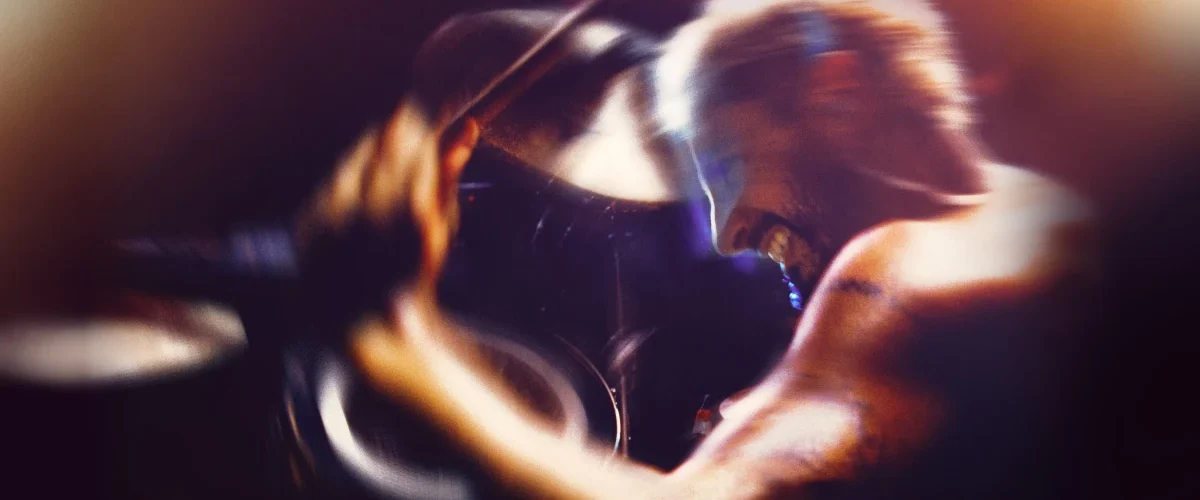 O Protagonista Baterista em performance intensa no filme O Som do Silêncio, com imagem desfocada e sensação de colapso sensorial