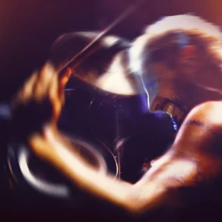 O Protagonista Baterista em performance intensa no filme O Som do Silêncio, com imagem desfocada e sensação de colapso sensorial