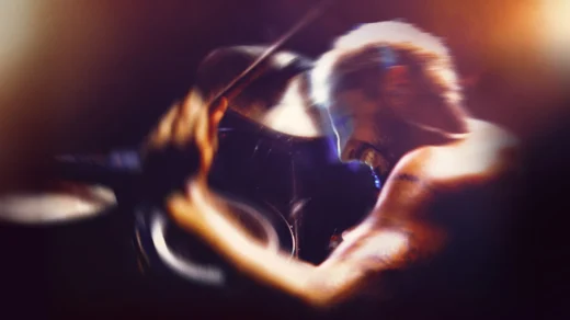 O Protagonista Baterista em performance intensa no filme O Som do Silêncio, com imagem desfocada e sensação de colapso sensorial