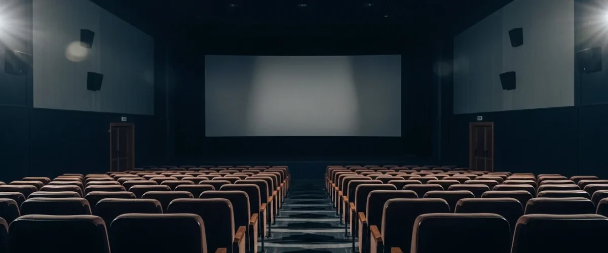 Sala de cinema vazia simbolizando o silêncio e o som ambiente na experiência cinematográfica