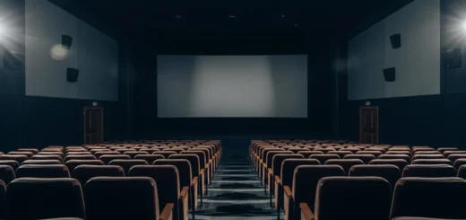 Sala de cinema vazia simbolizando o silêncio e o som ambiente na experiência cinematográfica