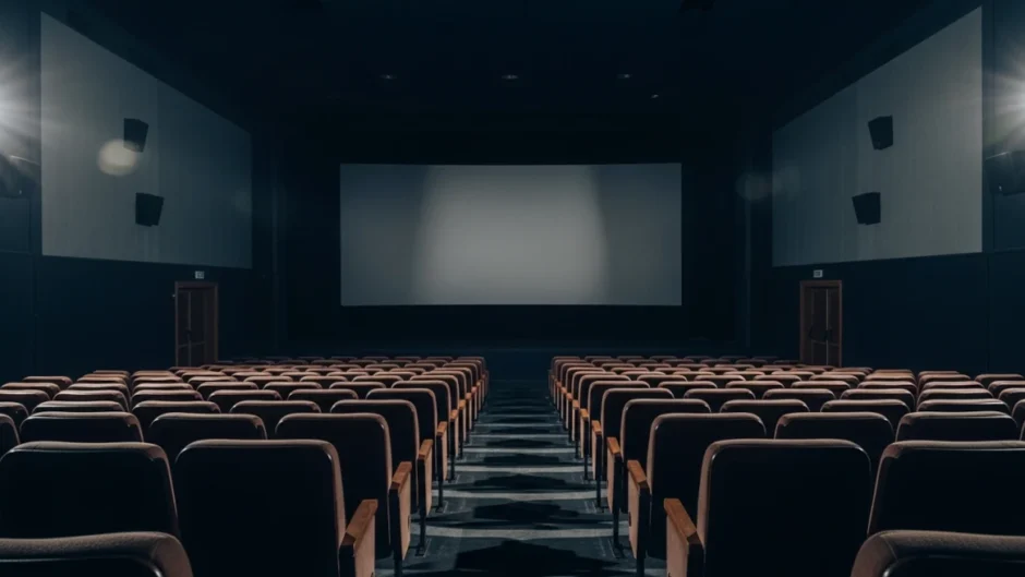 Sala de cinema vazia simbolizando o silêncio e o som ambiente na experiência cinematográfica