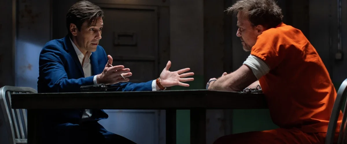 Cena do filme Nefarious (2023) com o personagem durante interrogatório
