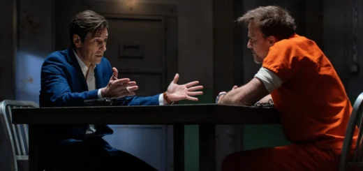 Cena do filme Nefarious (2023) com o personagem durante interrogatório