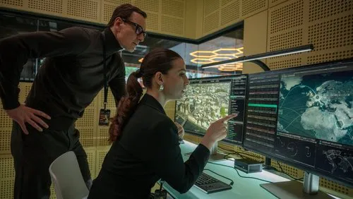 Cena do filme com Michael Fassbender e Marisa Abela