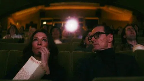 Cena do filme com Cate Blanchett e Michael Fassbender no cinema.