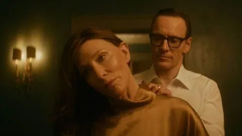 Cena do filme com Cate Blanchett e Michael Fassbender.