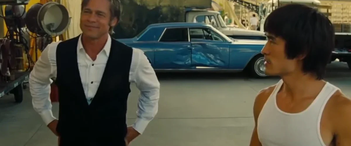 Cliff Booth e Bruce Lee em cena de Era Uma Vez em… Hollywood