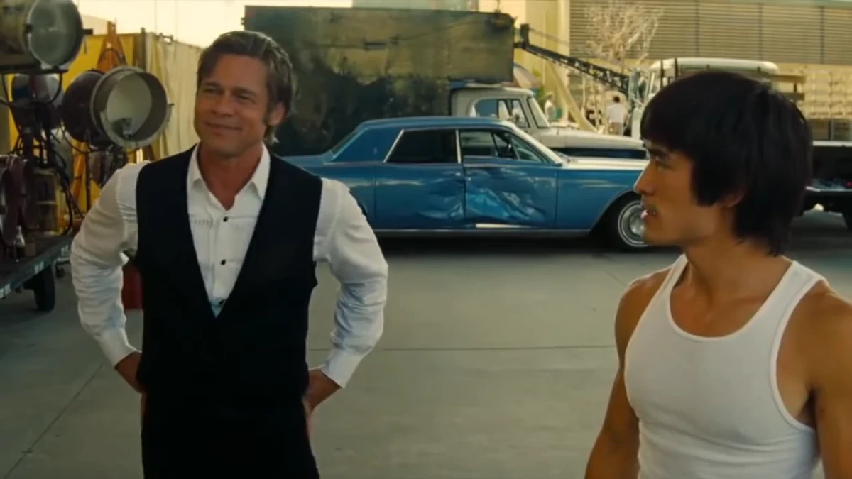Cliff Booth e Bruce Lee em cena de Era Uma Vez em… Hollywood
