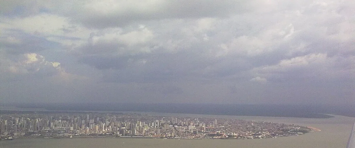 Belém do Pará vista do alto: cidade amazônica que sediará a COP30, símbolo do Éden moderno.
