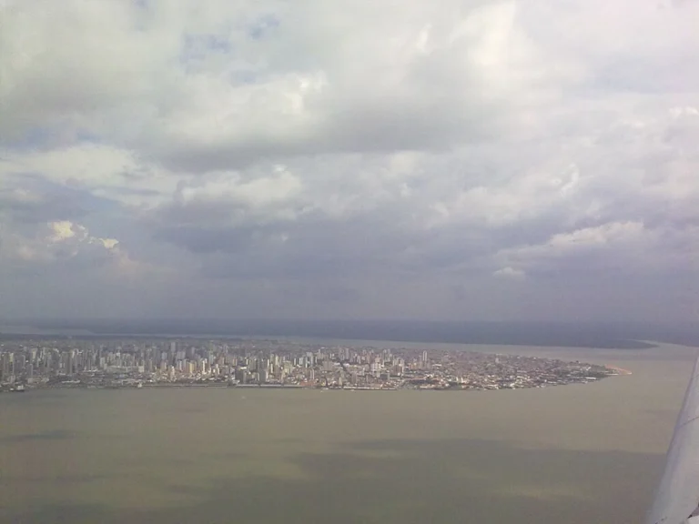 Belém do Pará vista do alto: cidade amazônica que sediará a COP30, símbolo do Éden moderno.