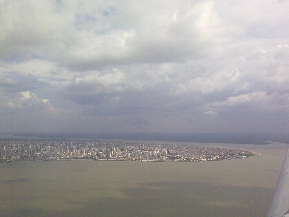 Belém do Pará vista do alto: cidade amazônica que sediará a COP30, símbolo do Éden moderno.