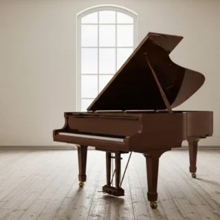 Um piano fechado em uma sala vazia