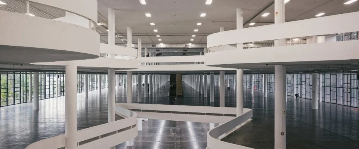 Vista interna do Pavilhão Ciccillo Matarazzo, com rampas modernistas desenhadas por Oscar Niemeyer.