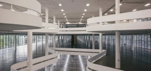 Vista interna do Pavilhão Ciccillo Matarazzo, com rampas modernistas desenhadas por Oscar Niemeyer.