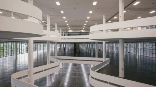 Vista interna do Pavilhão Ciccillo Matarazzo, com rampas modernistas desenhadas por Oscar Niemeyer.