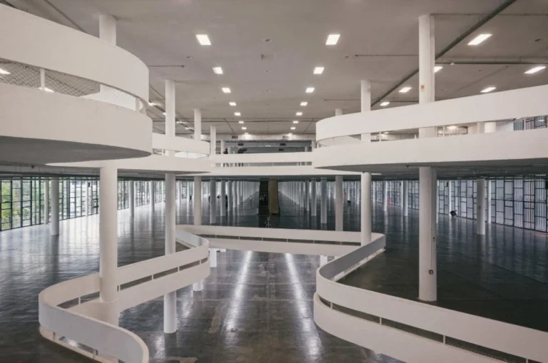 O Viandante Imóvel: A 36ª Bienal de São Paulo e a Prática do Humano 5 Vista interna do Pavilhão Ciccillo Matarazzo, com rampas modernistas desenhadas por Oscar Niemeyer.