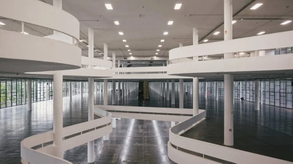 Vista interna do Pavilhão Ciccillo Matarazzo, com rampas modernistas desenhadas por Oscar Niemeyer.