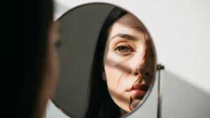 O Espelho não Reflete — Interroga: Identidade, Dualidade e a Crise do Eu na Cultura Visual