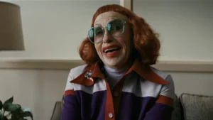 O olhar que não perdoa: Amy Madigan e a moralidade encarnada em A Hora do Mal (2025)