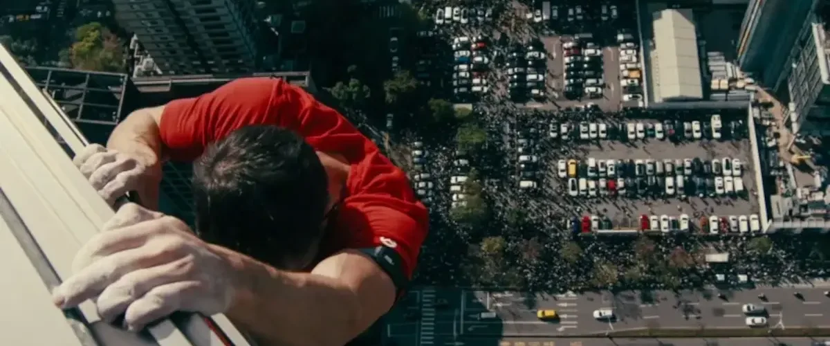 Alex Honnold escala o Taipei 101 sem cordas durante transmissão ao vivo da Netflix, com a cidade de Taipei ao fundo