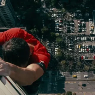 Alex Honnold escala o Taipei 101 sem cordas durante transmissão ao vivo da Netflix, com a cidade de Taipei ao fundo