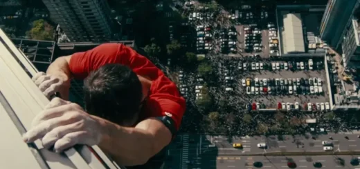 Alex Honnold escala o Taipei 101 sem cordas durante transmissão ao vivo da Netflix, com a cidade de Taipei ao fundo