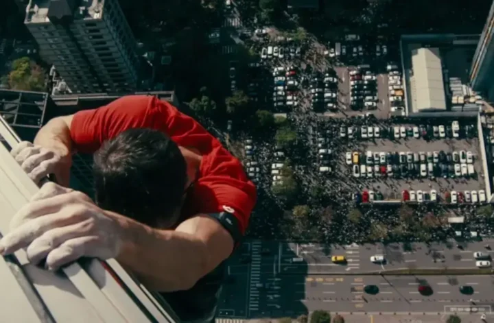 Alex Honnold escala o Taipei 101 sem cordas durante transmissão ao vivo da Netflix, com a cidade de Taipei ao fundo