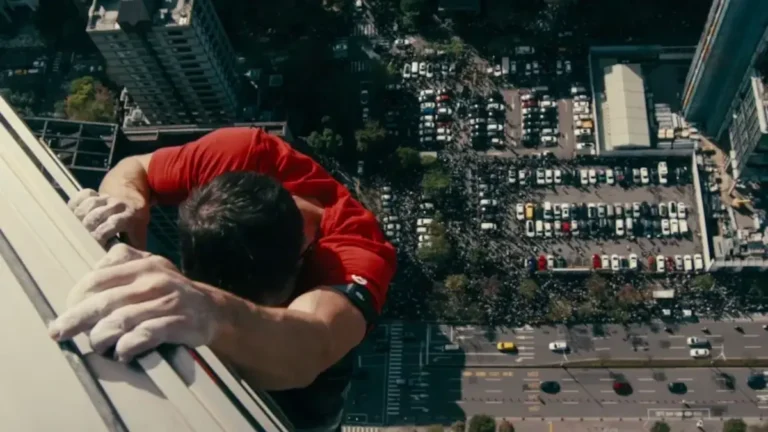 Alex Honnold escala o Taipei 101 sem cordas durante transmissão ao vivo da Netflix, com a cidade de Taipei ao fundo