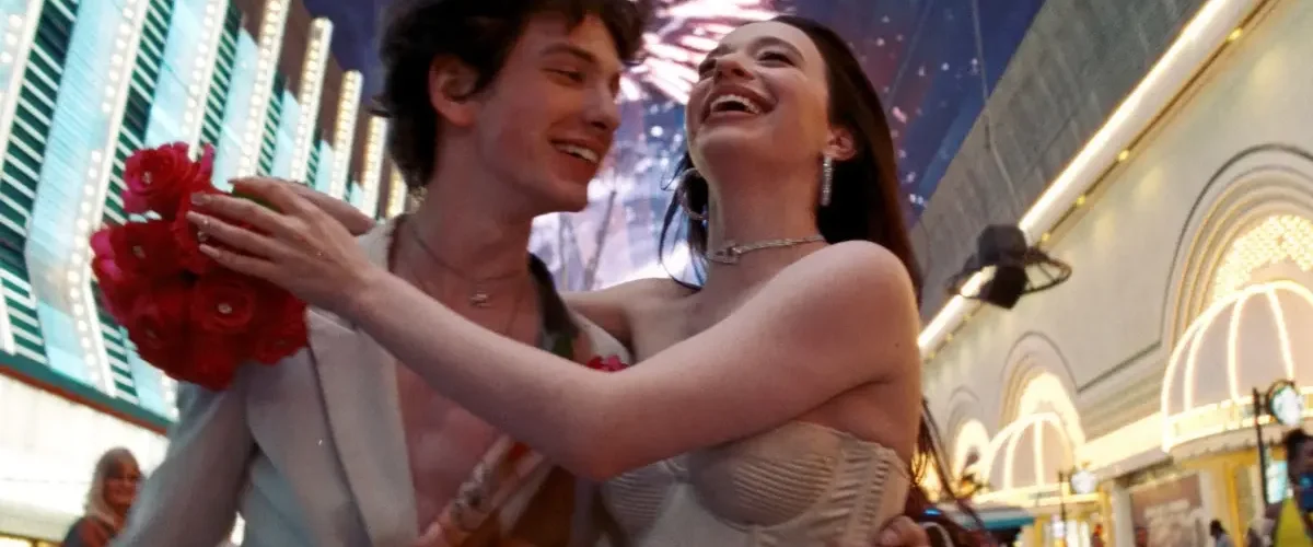 Cena do filme Anora (2024), de Sean Baker, com Anora e Ivan em Las Vegas