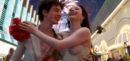 Cena do filme Anora (2024), de Sean Baker, com Anora e Ivan em Las Vegas