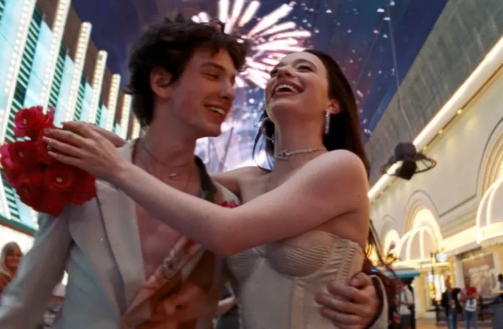 Cena do filme Anora (2024), de Sean Baker, com Anora e Ivan em Las Vegas