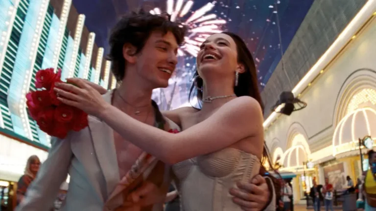 Cena do filme Anora (2024), de Sean Baker, com Anora e Ivan em Las Vegas