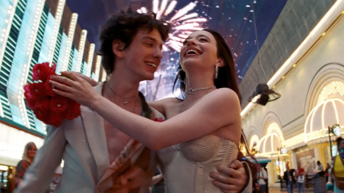 O Preço do Sonho na Era do Simulacro: Uma Análise de Anora, de Sean Baker 1 Cena do filme Anora (2024), de Sean Baker, com Anora e Ivan em Las Vegas