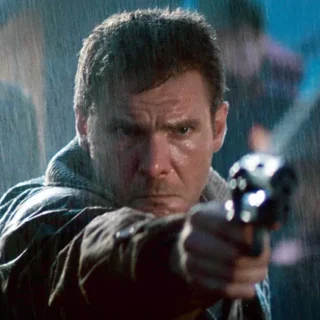 Rick Deckard aponta sua arma em cena de Blade Runner (1982), representando o conflito entre humanidade e replicantes