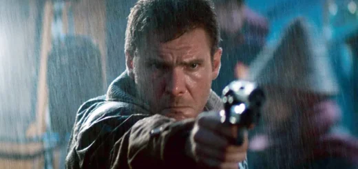 Rick Deckard aponta sua arma em cena de Blade Runner (1982), representando o conflito entre humanidade e replicantes