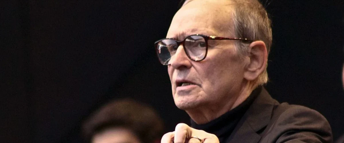 Ennio Morricone regendo em 2013, compositor da trilha de Os Oito Odiados
