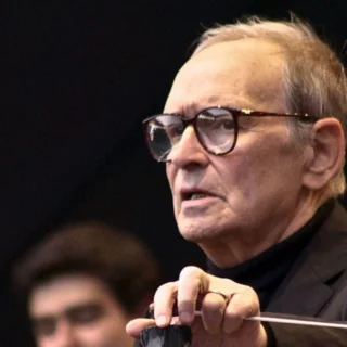 Ennio Morricone regendo em 2013, compositor da trilha de Os Oito Odiados