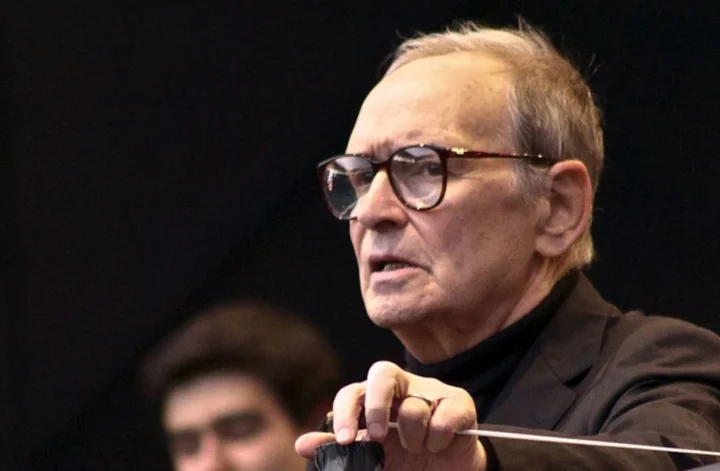 Ennio Morricone regendo em 2013, compositor da trilha de Os Oito Odiados