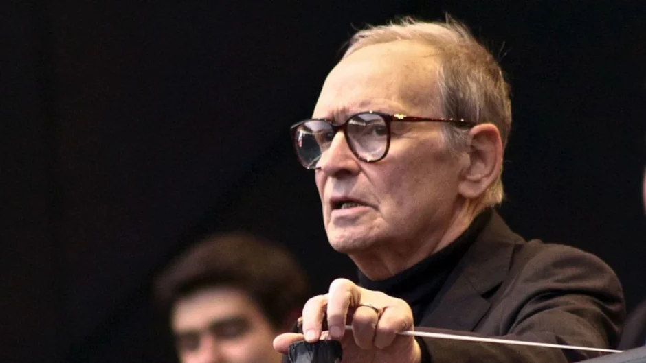 Ennio Morricone regendo em 2013, compositor da trilha de Os Oito Odiados