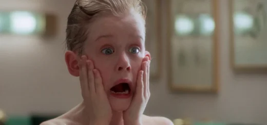 Kevin McCallister sozinho na casa em Esqueceram de Mim (1990), simbolizando solidão e consumo