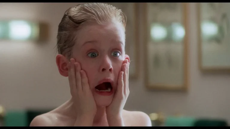 Kevin McCallister sozinho na casa em Esqueceram de Mim (1990), simbolizando solidão e consumo