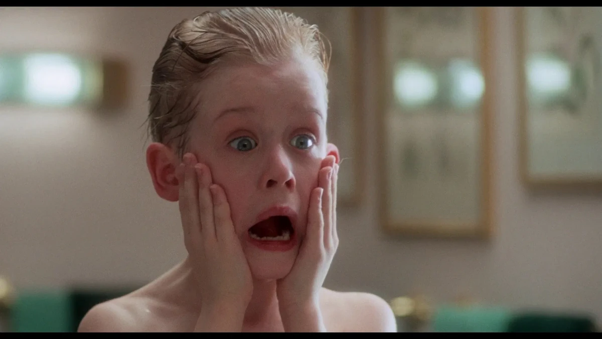 Kevin McCallister sozinho na casa em Esqueceram de Mim (1990), simbolizando solidão e consumo
