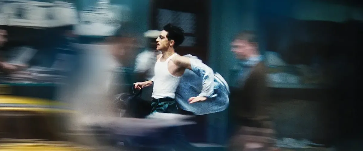 Timothée Chalamet como Marty Mauser correndo em cena do filme Marty Supreme (2025)